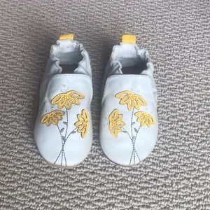 Adorable yellow/gray flowered Robeez shoes!